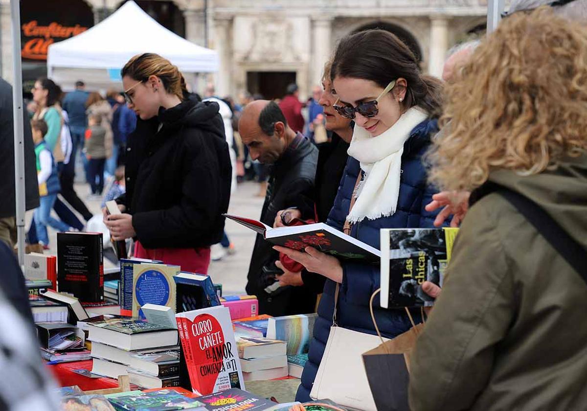 Cientos de personas se han acercado a la plaza Mayor a disfrutar de la feria del Día del Libro.