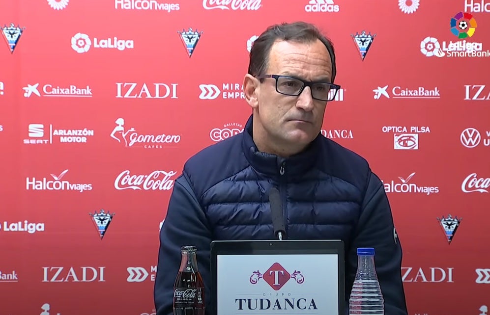 El entrenador del Mirandés en sala de prensa.