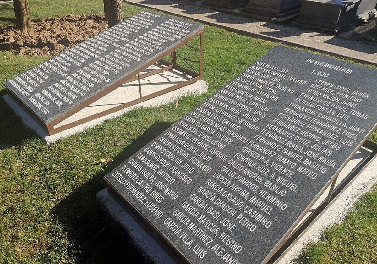 Placas en el cementerio de Burgos en recuerdo de las víctimas franquistas que se encontraban en las fosas.