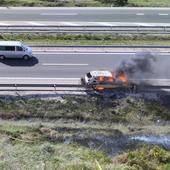 El incendio de un vehículo provoca retenciones de tráfico en Monasterio de Rodilla