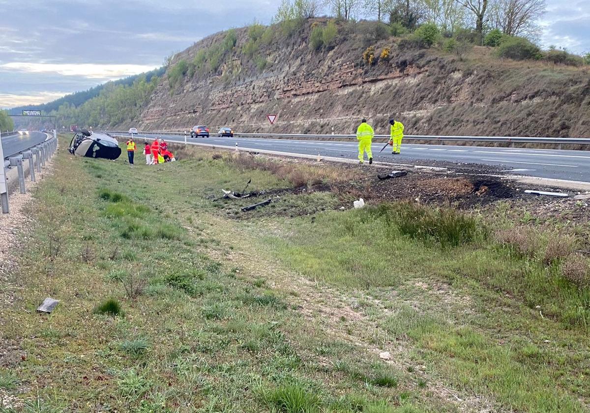 El turismo ha quedado volcado en la mediana.