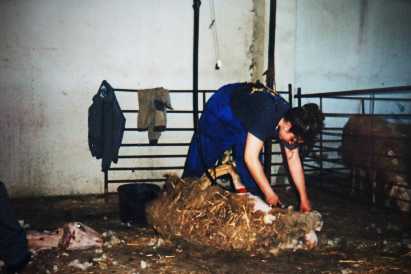 Las hermanas ayudaron a su padre en el oficio con los últimos clientes.