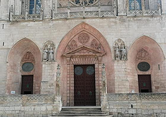 Las puertas de Santa María acaban de recibir una mano de pintura para su mantenimiento en buen estado.