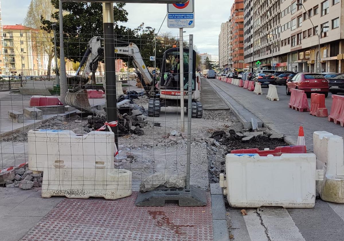 Las obras del nuevo carril bici de Reyes Católicos ya están en marcha.