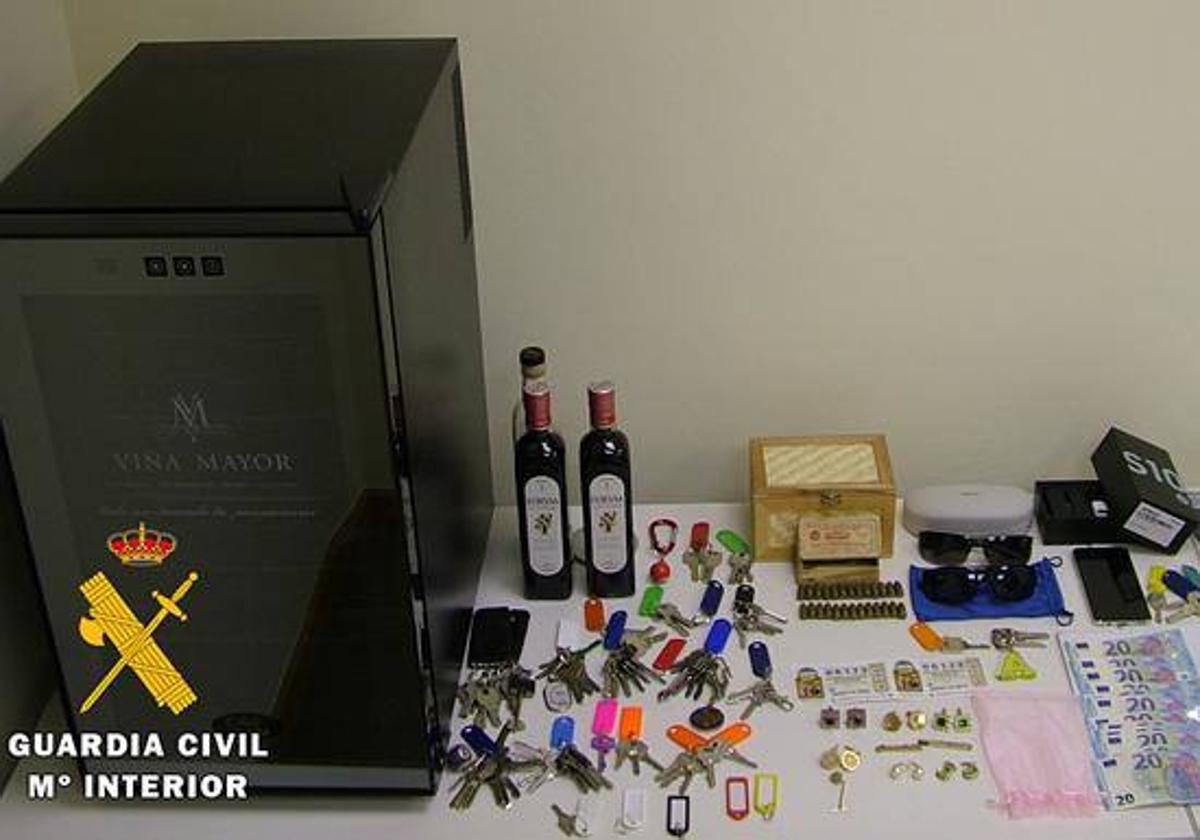 Objetos que encontró la Guardia Civil en la vivienda de la mujer y su pareja, «el ladrón de llaves» en Medina de Pomar, Burgos.