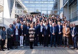 Presidentes y rectores de las nueve universidades integrantes de RUN-EU, junto con estudiantes de la Universidad de Györ, en Hungría.