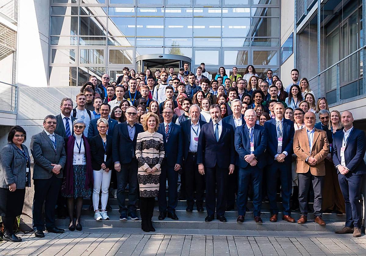 Presidentes y rectores de las nueve universidades integrantes de RUN-EU, junto con estudiantes de la Universidad de Györ, en Hungría.