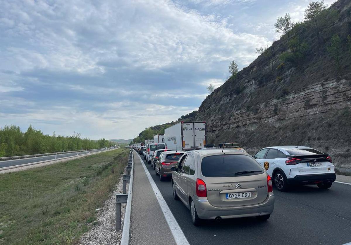 Atasco en la AP-1 en sentido Burgos a causa de un accidente.