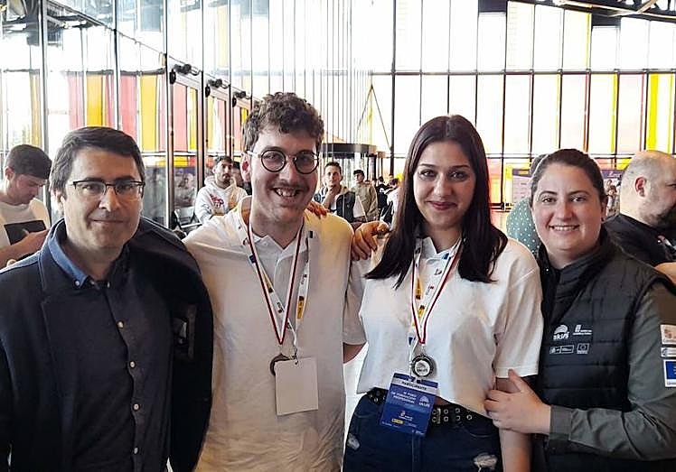 Imagen principal - La Escuela de Hostelería &#039;La Flora&#039; consigue una medalla de plata y otra de bronce en los Skills CYL