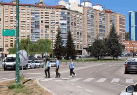 Se actuará en Francisco de Vitoria para dar más seguridad a este paso de peatones y se dejará un único carril de entrada y salida.