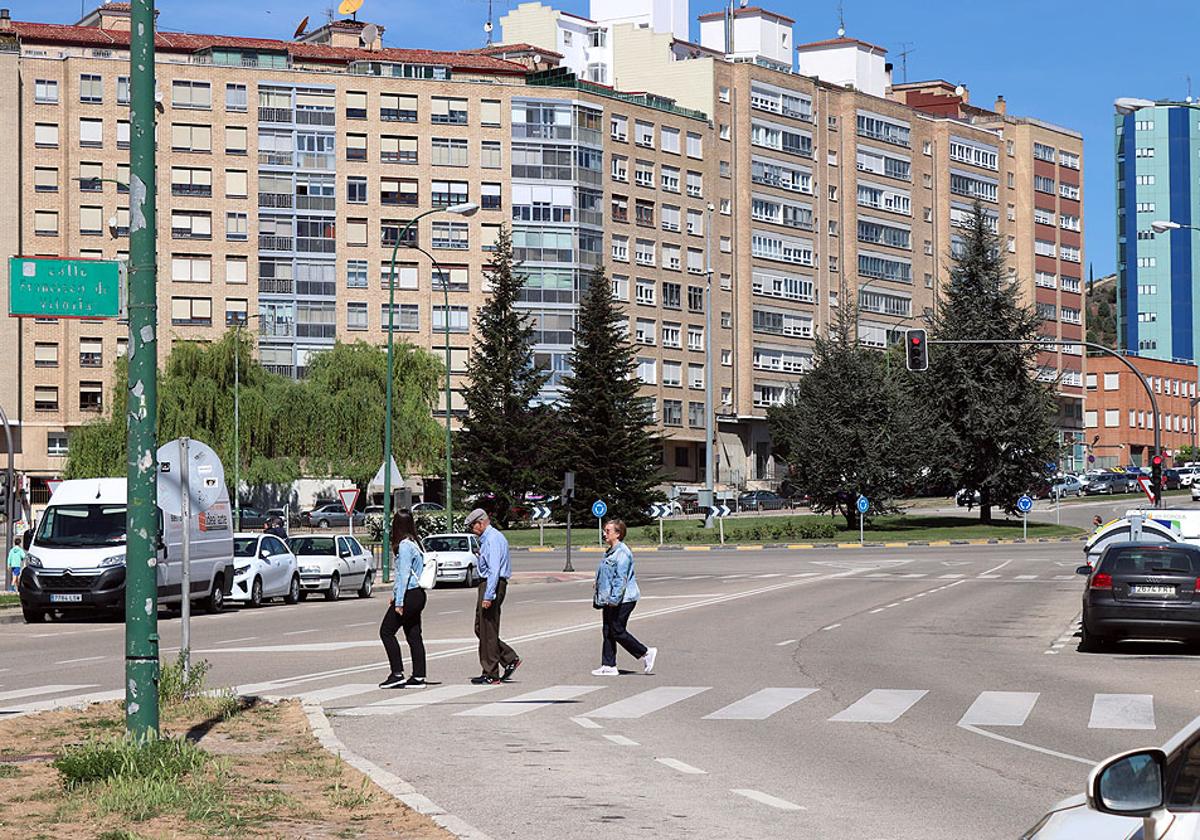 Se actuará en Francisco de Vitoria para dar más seguridad a este paso de peatones y se dejará un único carril de entrada y salida.