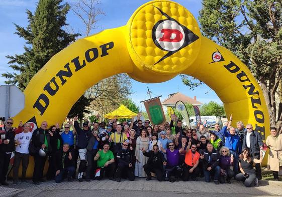 Participantes en el rally y miembros de la la Asociación Vivar, en la meta Vivar del Cid.