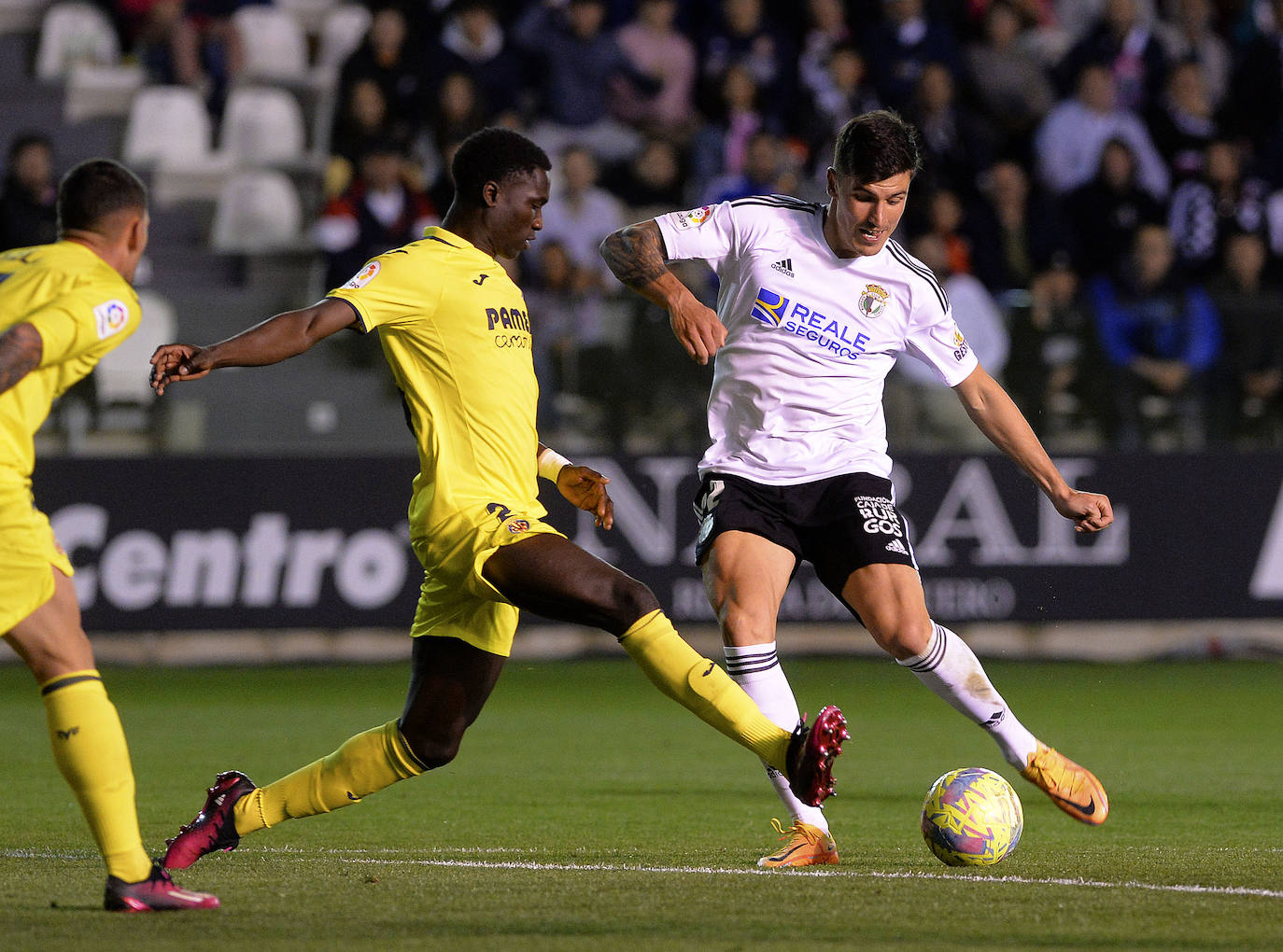 Castel conduce el balón ante el Villarreal B.