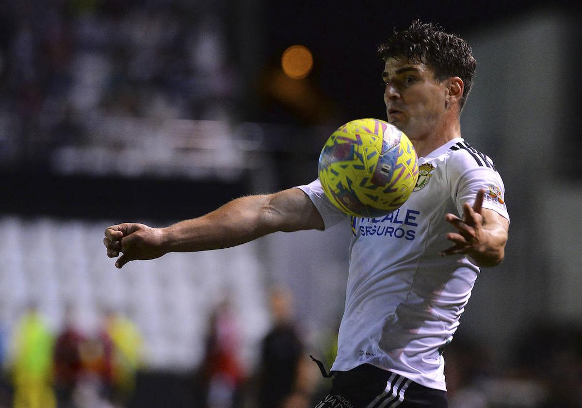 Fran García, controlando un balón en el partido frente al Villarreal B.