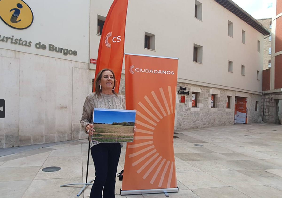 Rosario Pérez Pardo, candidata de CS a la Alcaldía, en el lugar donde se ubicará la instalación.