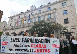 Funcionarios de Justicia se manifiestan frente a la Subdelegación del Gobierno en Burgos.