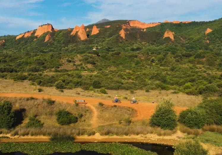 Las dos británicas recorren Las Médulas en bici.