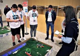 Uno de los equipos participantes en el Asti Robotics Challenge presenta su robot ante la jueza.