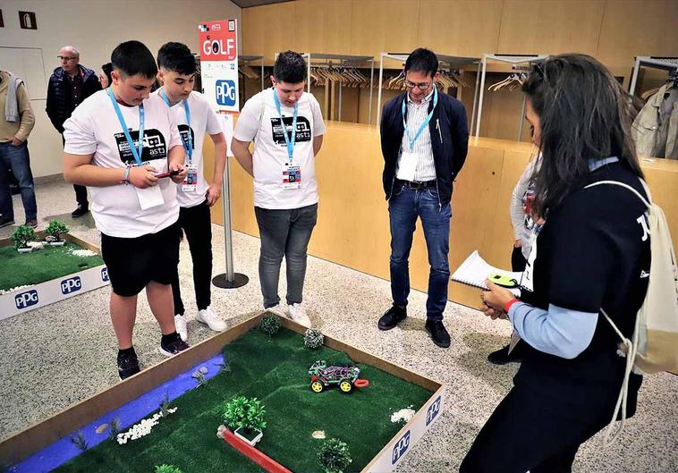 Uno de los equipos participantes en el Asti Robotics Challenge presenta su robot ante la jueza.