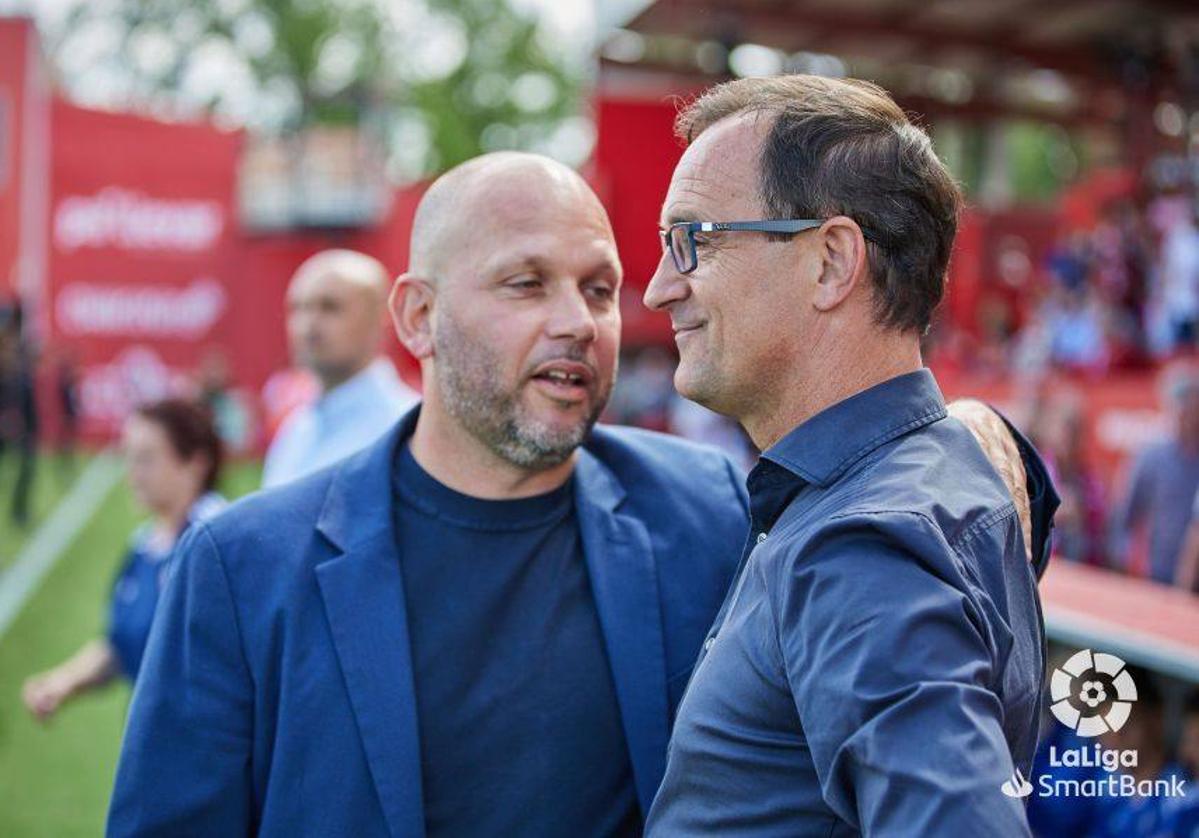 El técnico del Mirandés, Joseba Etxebarria, se saluda con el del Racing, José Alberto López, antes del partido