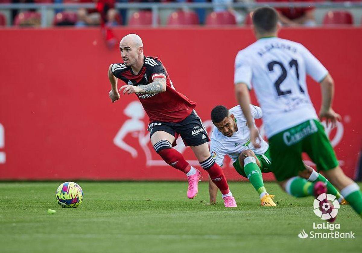 Orio Rey se zafa de un defensor racinguista en el empate entre Mirandés y Racing este sábado en Anduva