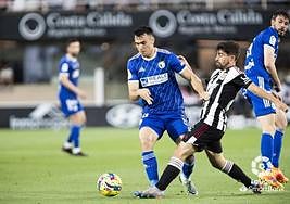 Bermejo supera la entrada de un jugadro albinegro en Cartagonova