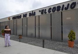 La jóven de 18 años, Kamelia Rosenova, retratada en el Centro de Día El Cobijo, uno de los centros de FAEMA Salud Mental en Ávila.