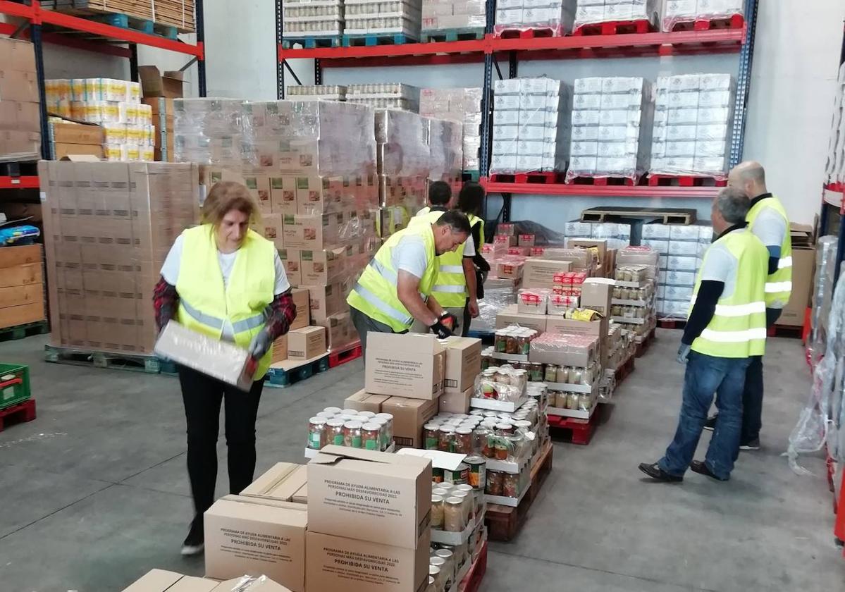 Varias personas organizan los donativos en la sede del Banco de Alimentos en Burgos