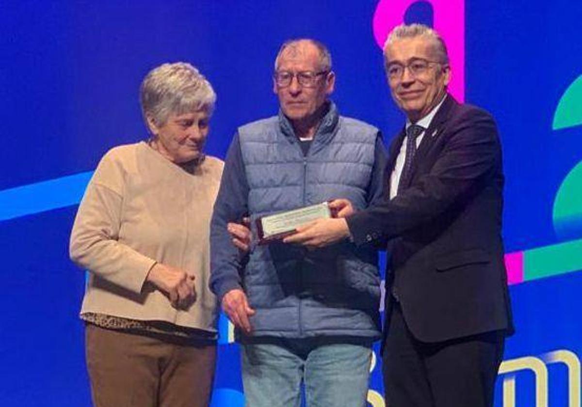 Félix Novoa, en el centro, en el homenaje de la Federación.