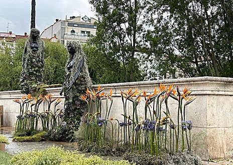 Imagen secundaria 1 - Burgos prepara los decorados para celebrar la Fiesta de las Flores.