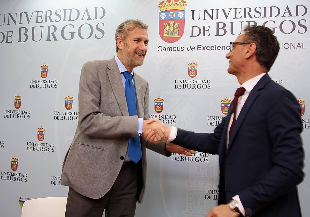 Manuel Pérez Mateos, rector de la UBU (izda.) y Carlos Alonso de Linaje, decano del Colegio Profesional de Economistas de Burgos, tras renovar el convenio.