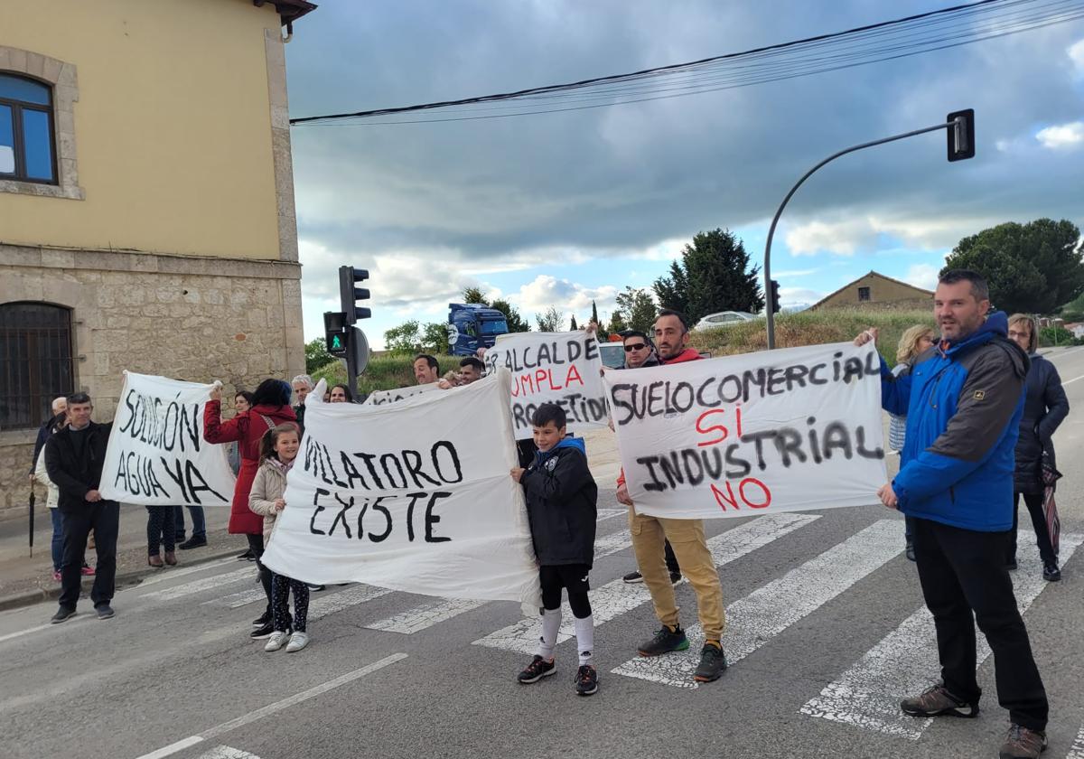 La protesta se ha llevado a cabo con pancartas y presencia de medio centenar de vecinos.