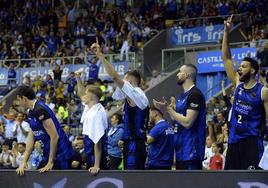 El banquillo del San Pablo celebra una canasta en el Coliseum.