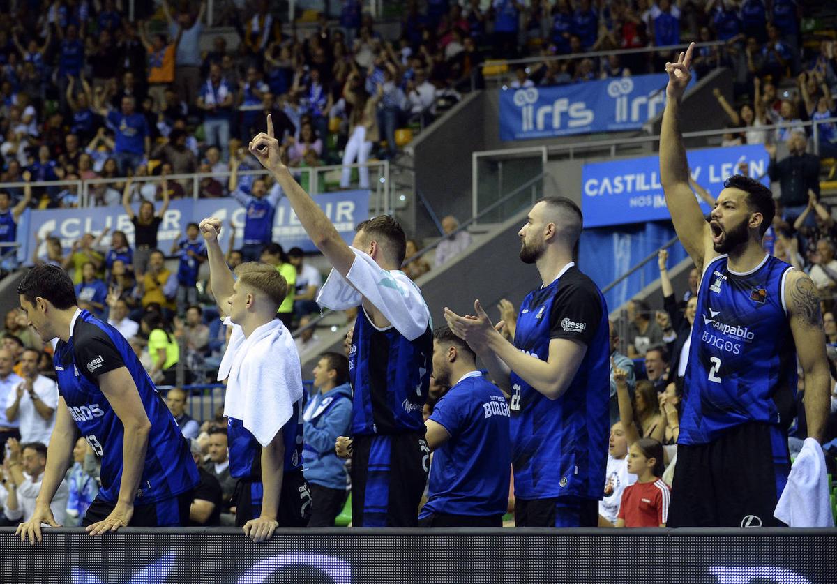 El banquillo del San Pablo celebra una canasta en el Coliseum.