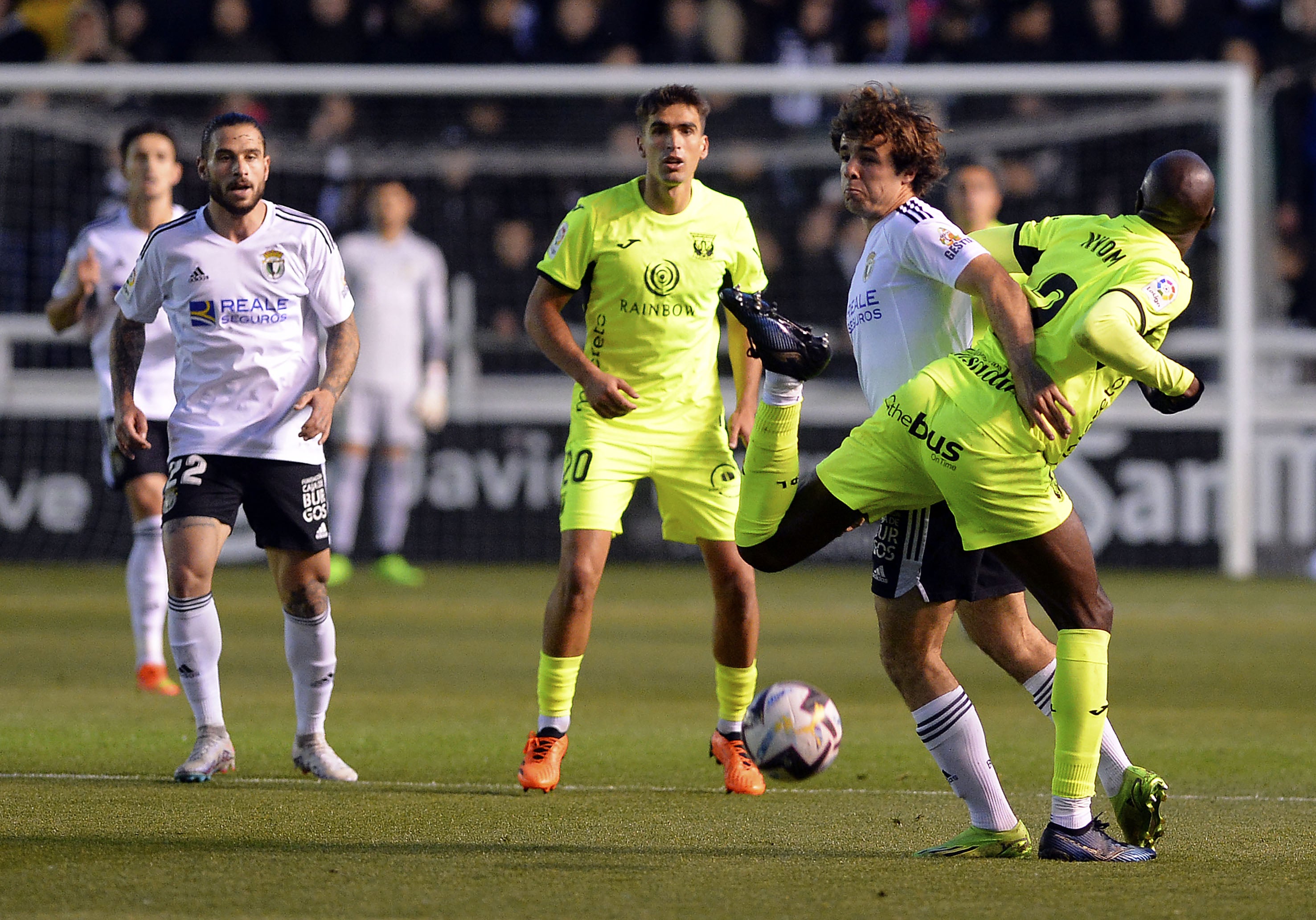 Artola parado por la defensa del Leganés.