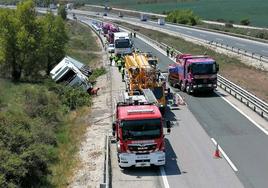 Los bomberos de Burgos intervienen en el accidente de la AP1.