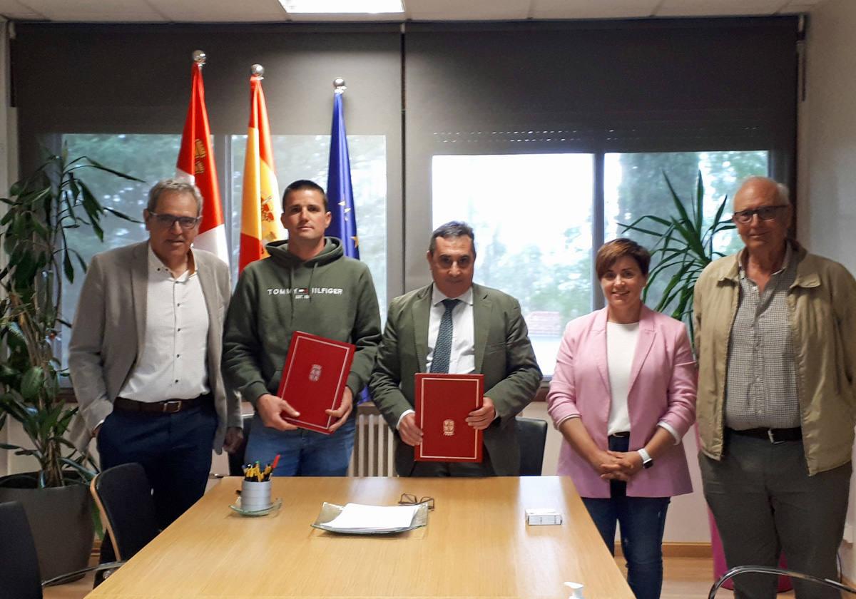 Participantes en la firma del convenio.