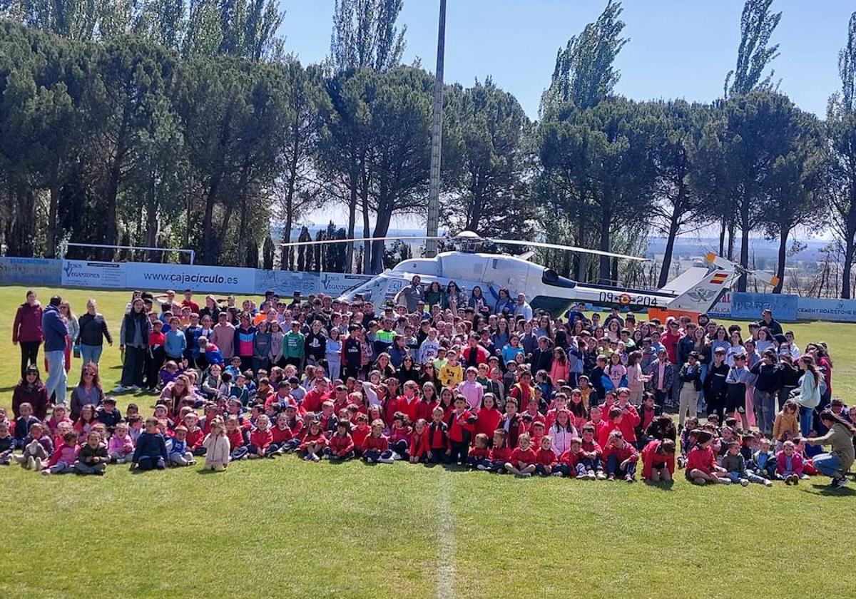 Los escolares junto al helicóptero en las instalaciones deportivas de Roa de Duero