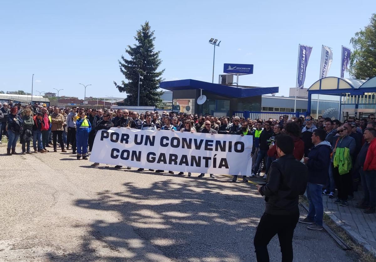 Protesta de los trabajadores a las puertas de Michelin en Aranda de Duero.