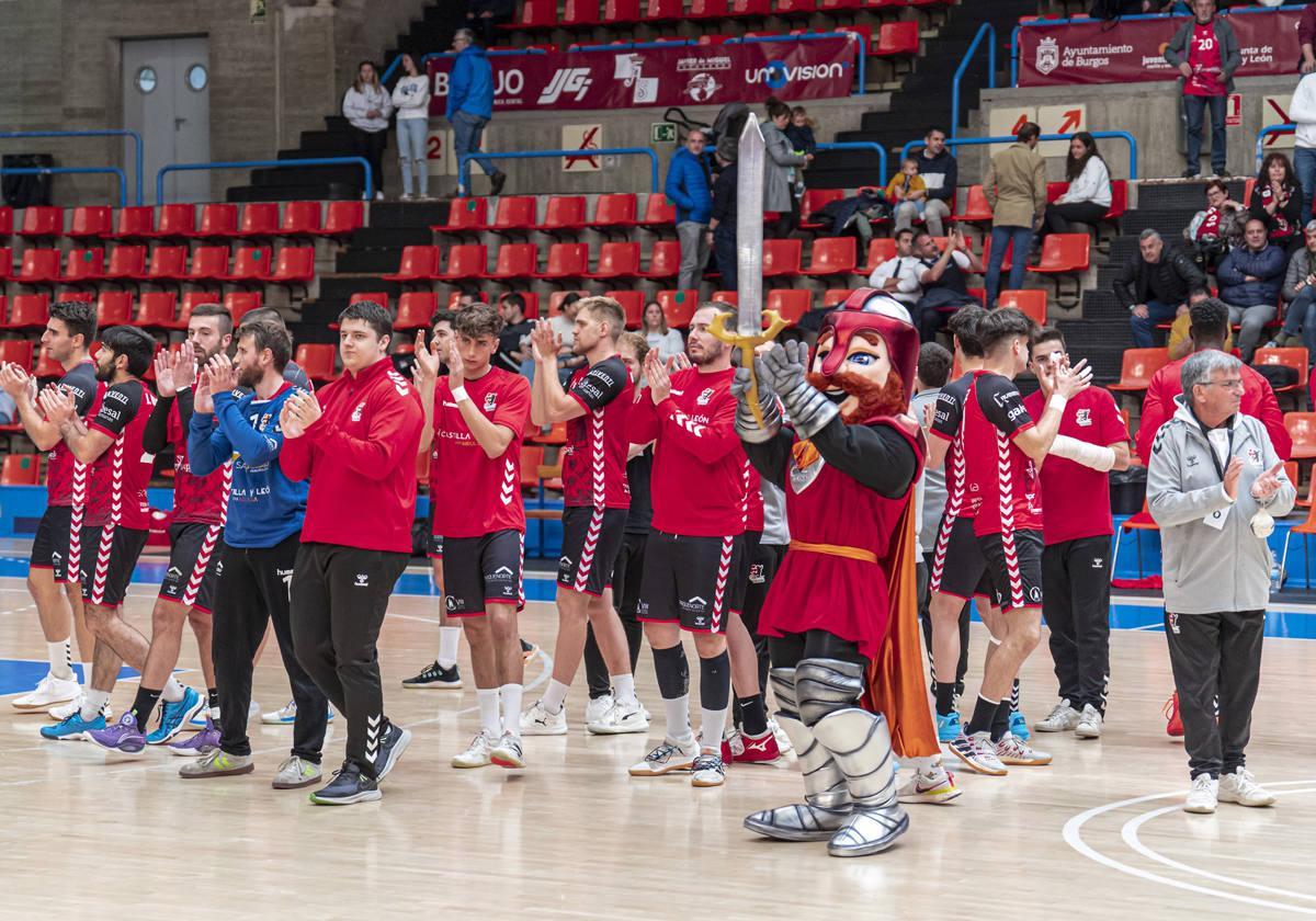 Jugadores del UBU San Pablo saludan al público, tras ser caer derrotados por el Puerto Sagunto, en El Plantío.