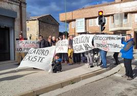 Protesta de los vecinos de Villatoro el pasado viernes para exigir al Ayuntamiento que cumpla sus promesas.