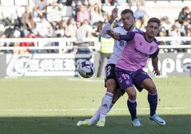 Borja González peleando por n balón en el partido de ida.