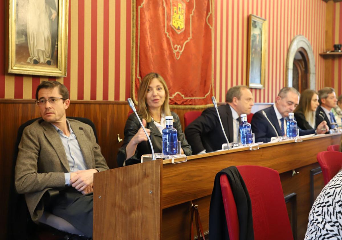 Julio Rodríguez-Vigil y Carolina Blasco en el último pleno en el que coincidieron, en abril,