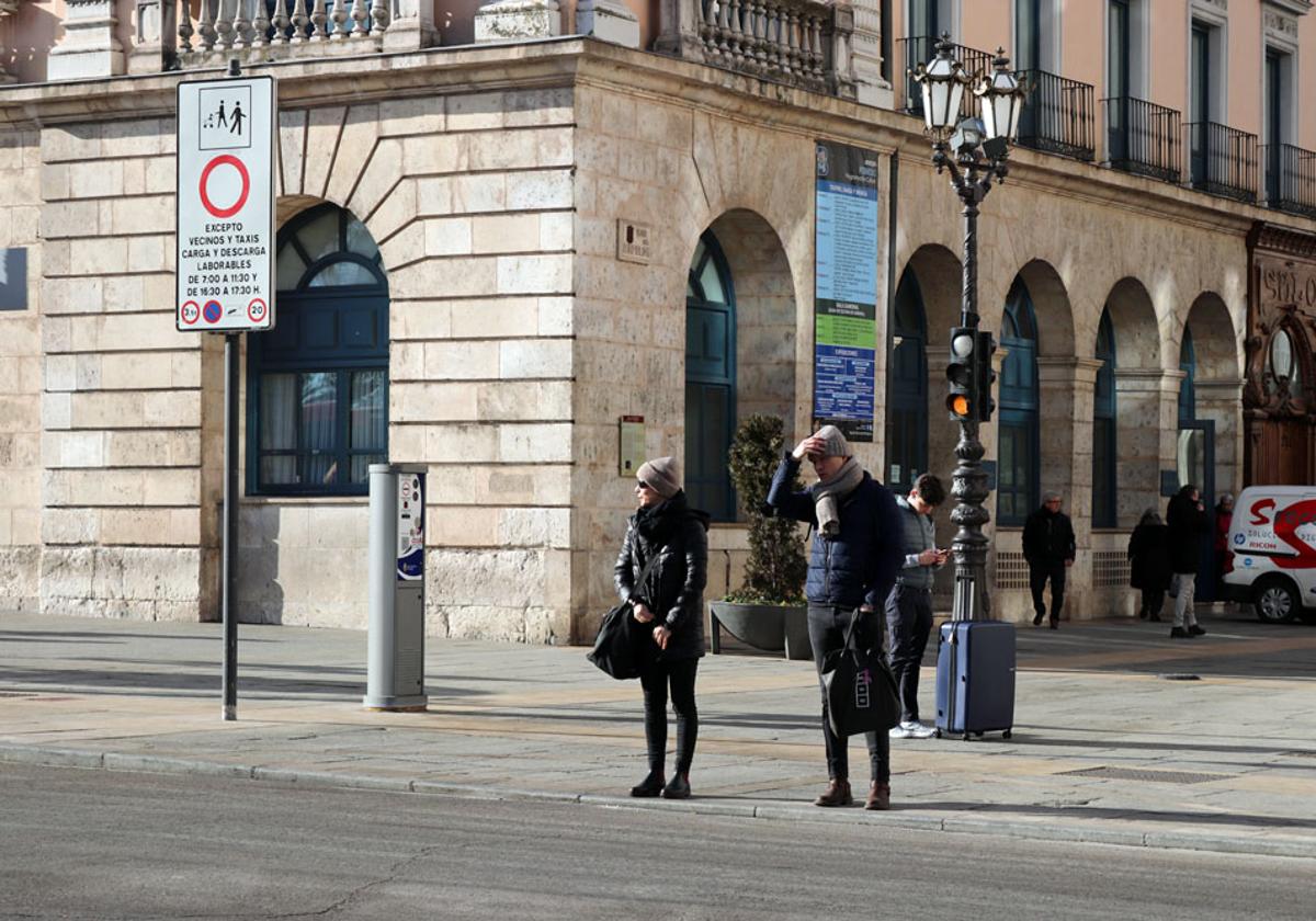 Las zonas de bajas emisiones establecerán restricciones de circulación en función de los niveles de contaminación.