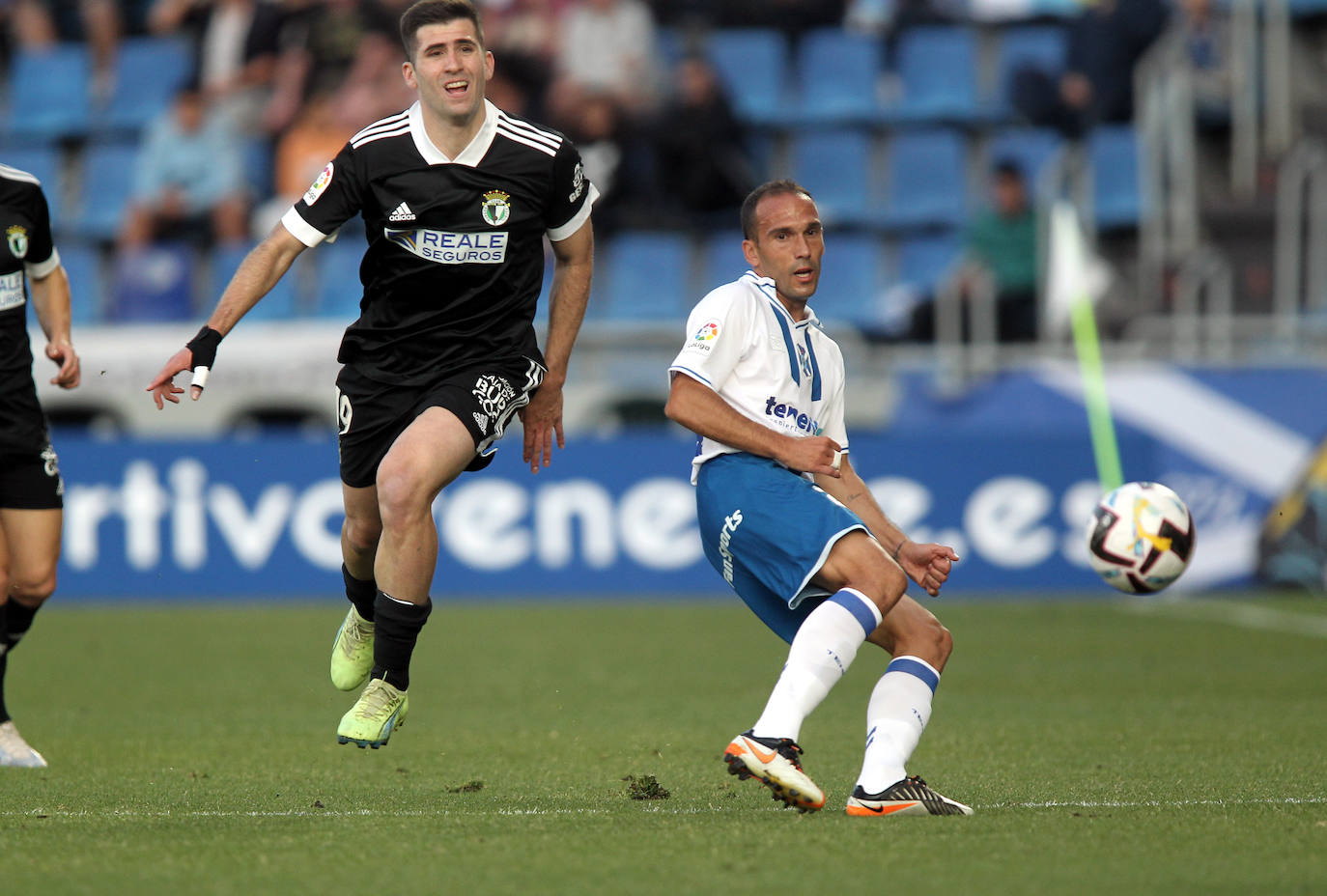 El Tenerife remonta al Burgos en el descuento