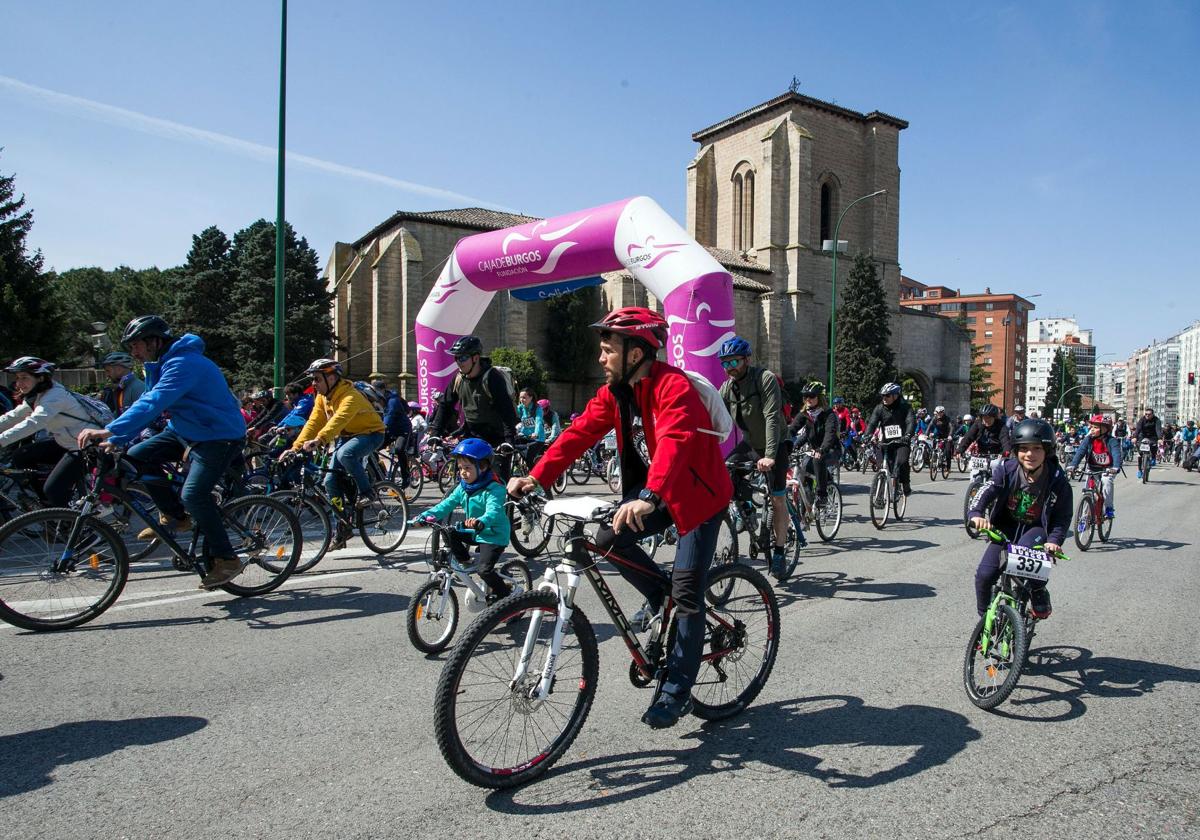 Miles de personas han tomado las calles de la ciudad en bicicleta.