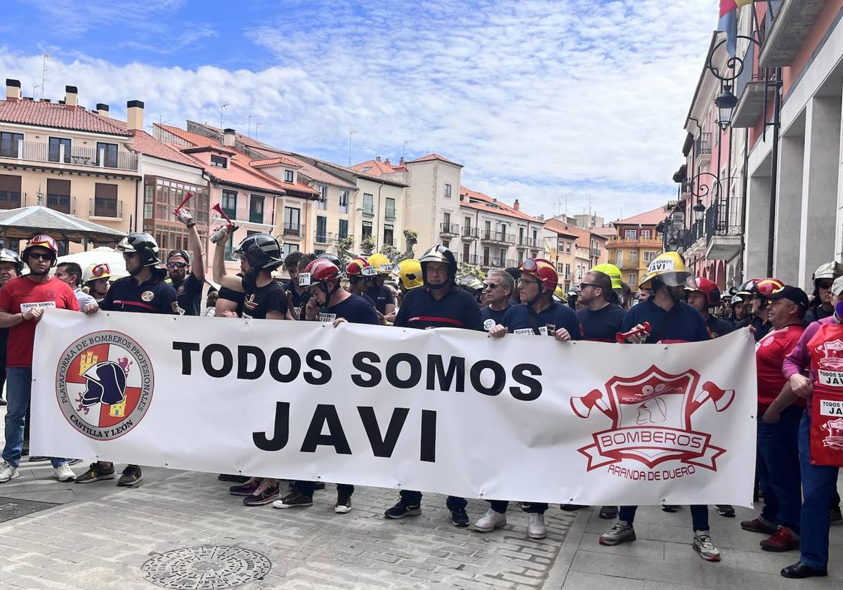 Protesta de los bomberos de Aranda en apoyo a un compañero sancionado.