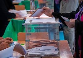 Una ciudadana ejerce su derecho a voto