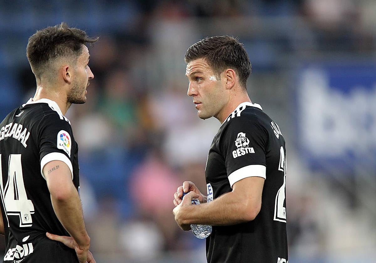 Elgezabal y Goldar hablan tras uno de los goles del Tenerife.