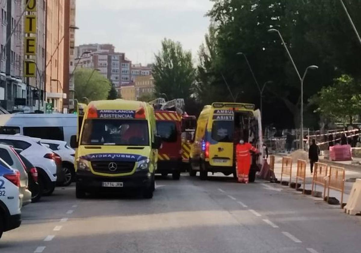 Dispositivo en torno al portal en el que ocurrió el suceso en la avenida Reyes Católicos.